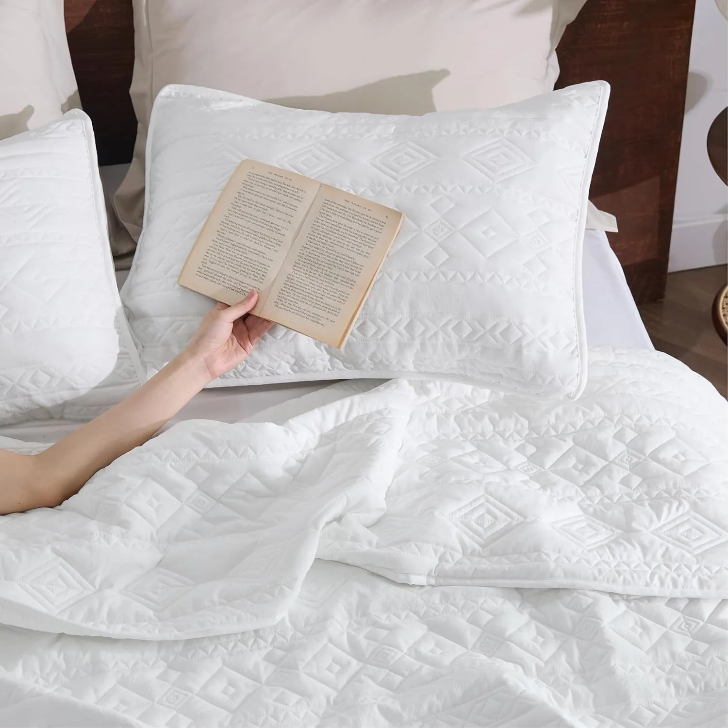 Bedsure Boho Quilt King Size - Lightweight Soft Bedspread Coverlet for All Seasons, Farmhouse Geometric Stitched Pattern Bedding Set with 2 Pillow Shams, White, 106x96 inches