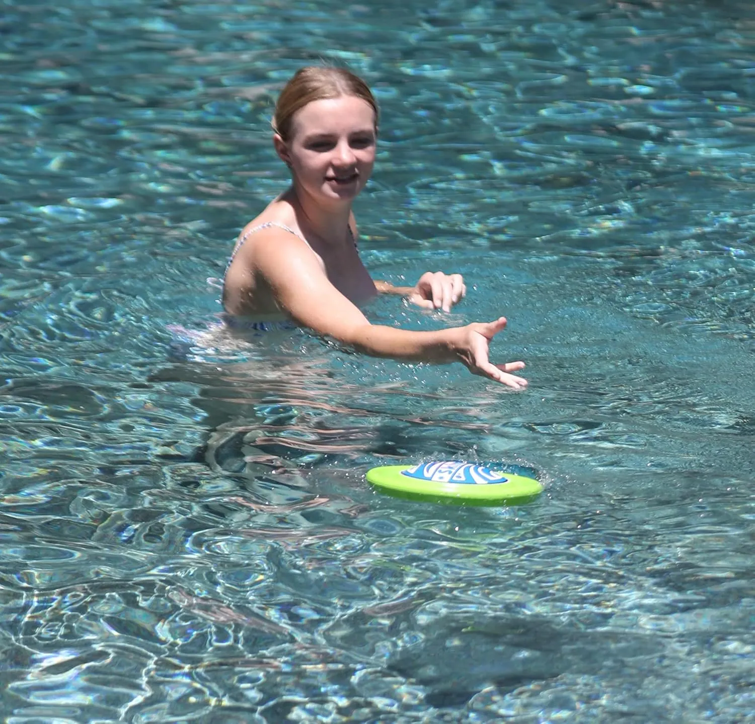 Disc – Skipping Water Toy for Spring & Summer | Skips, Skims, Slides & Jumps | Ultimate Fun for Pools, Beaches & Backyards | All-Ages Outdoor Entertainment (Green)