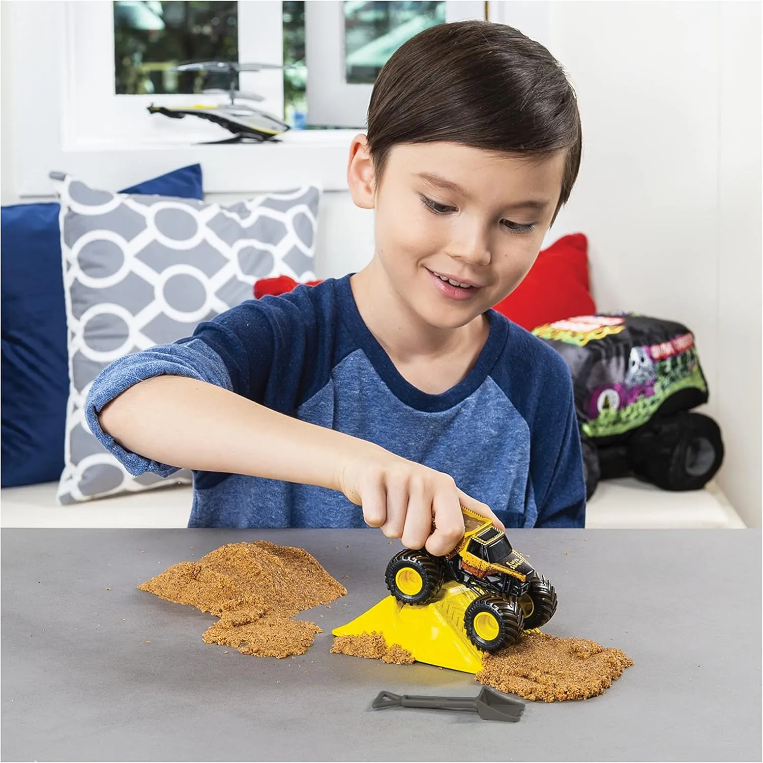 Monster Jam, Earth Shaker Monster Dirt Starter Set, Featuring 8oz of Monster Dirt and Official 1:64 Scale Die-Cast Monster Jam Truck Kids Toys for Boys